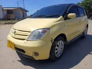 Toyota IST 2005 Yellow