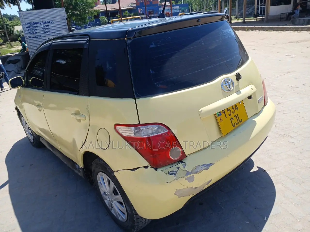 Toyota IST 2005 Yellow