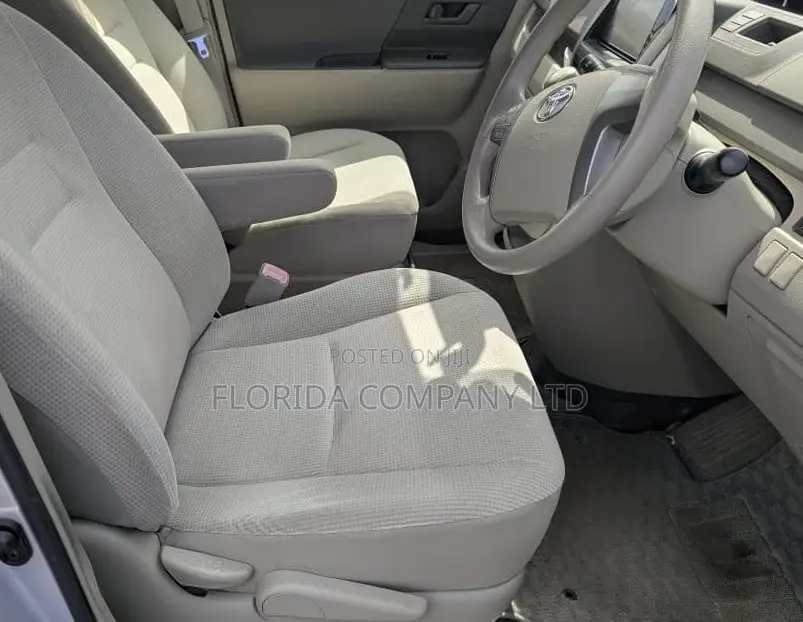 Toyota Noah 2009