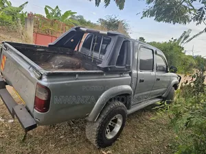 Toyota Hilux 2001 Gray
