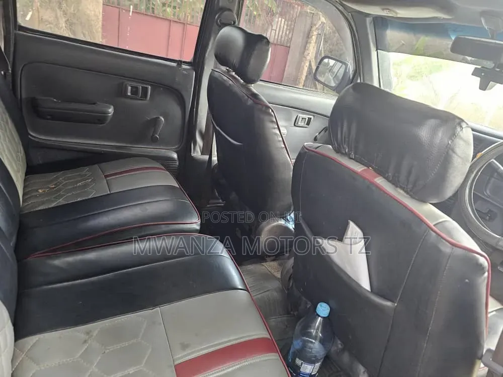 Toyota Hilux 2001 Gray