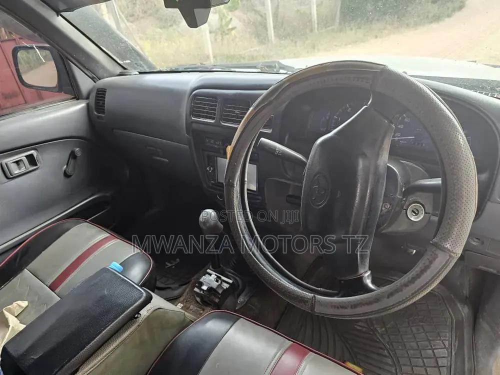 Toyota Hilux 2001 Gray