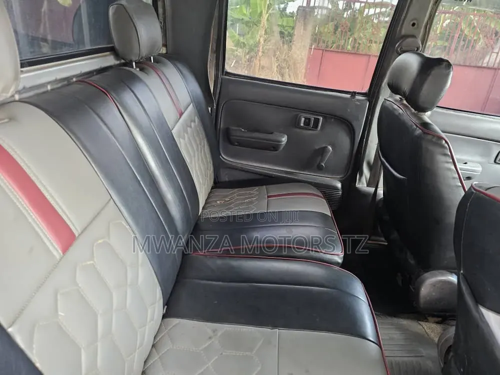 Toyota Hilux 2001 Gray