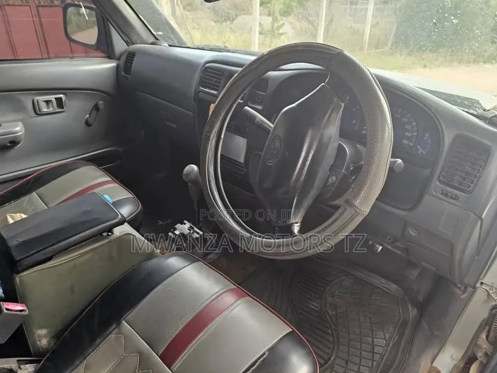 Toyota Hilux 2001 Gray