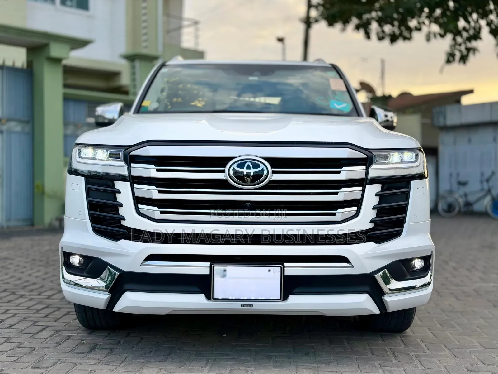 Toyota Land Cruiser LC300 2024 White