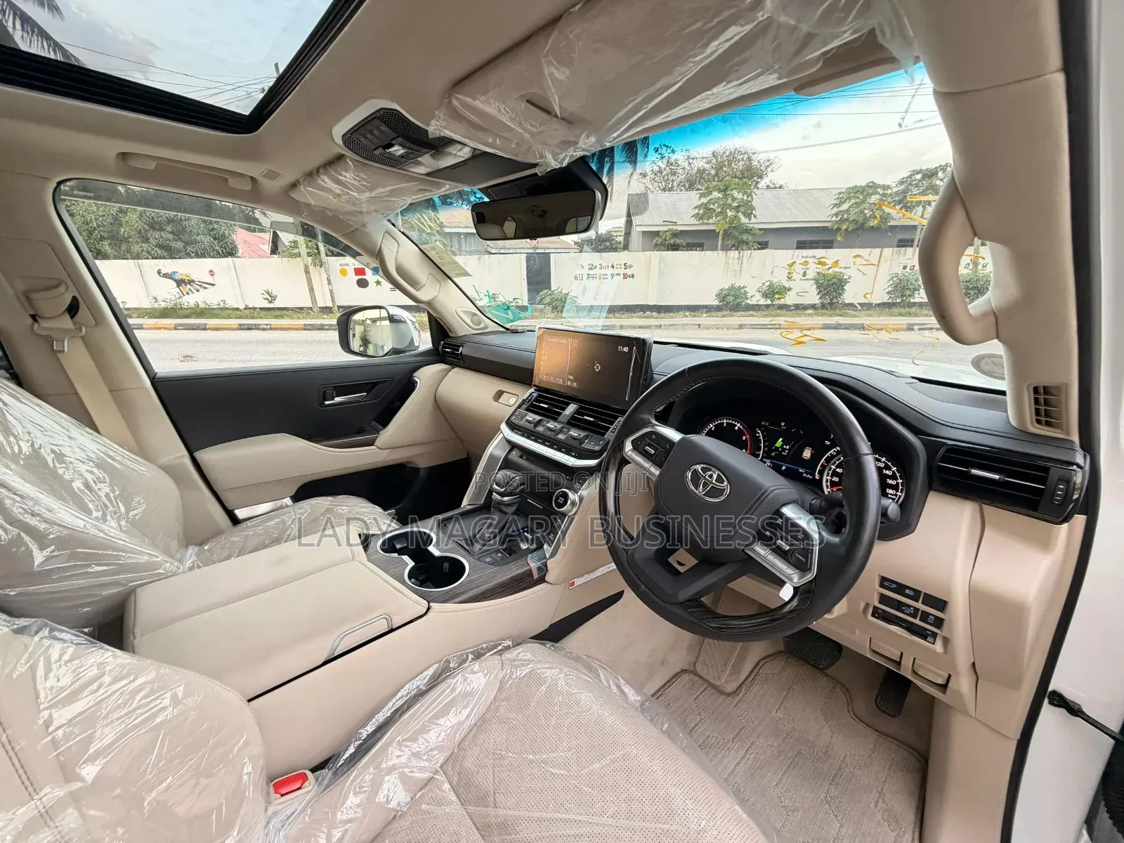 Toyota Land Cruiser LC300 2024 White