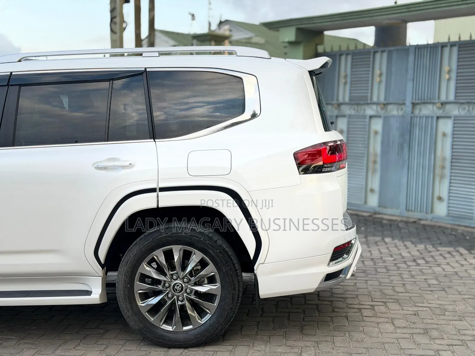 Toyota Land Cruiser LC300 2024 White