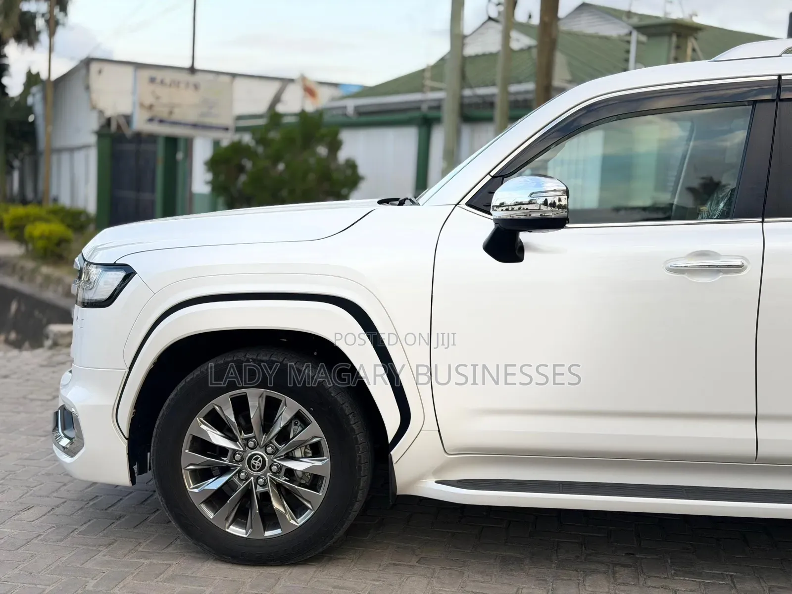 Toyota Land Cruiser LC300 2024 White