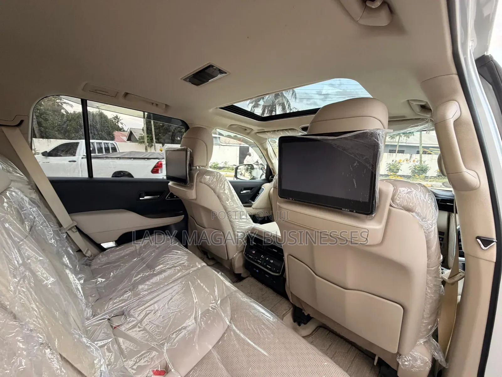 Toyota Land Cruiser LC300 2024 White