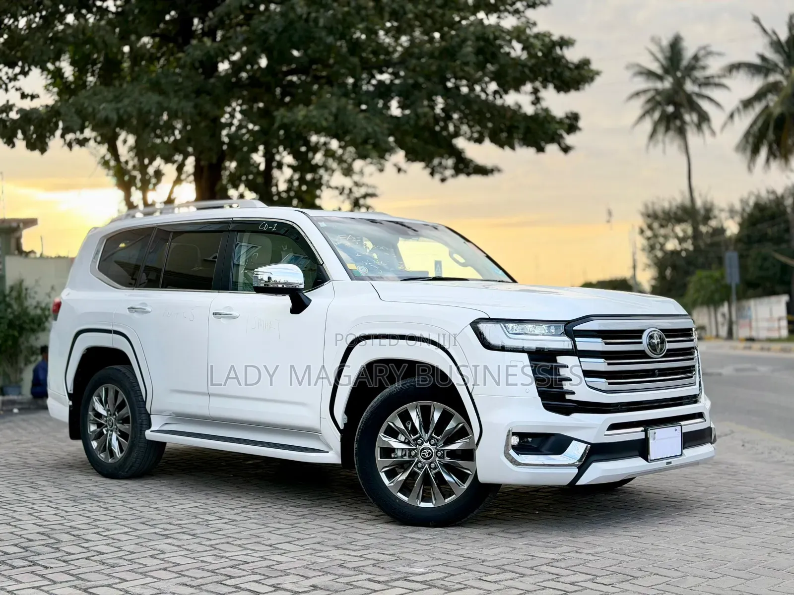 Toyota Land Cruiser LC300 2024 White