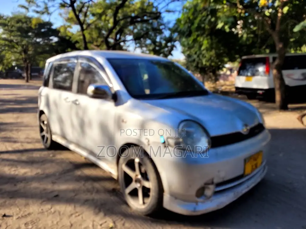 Toyota Sienta 2006 Silver