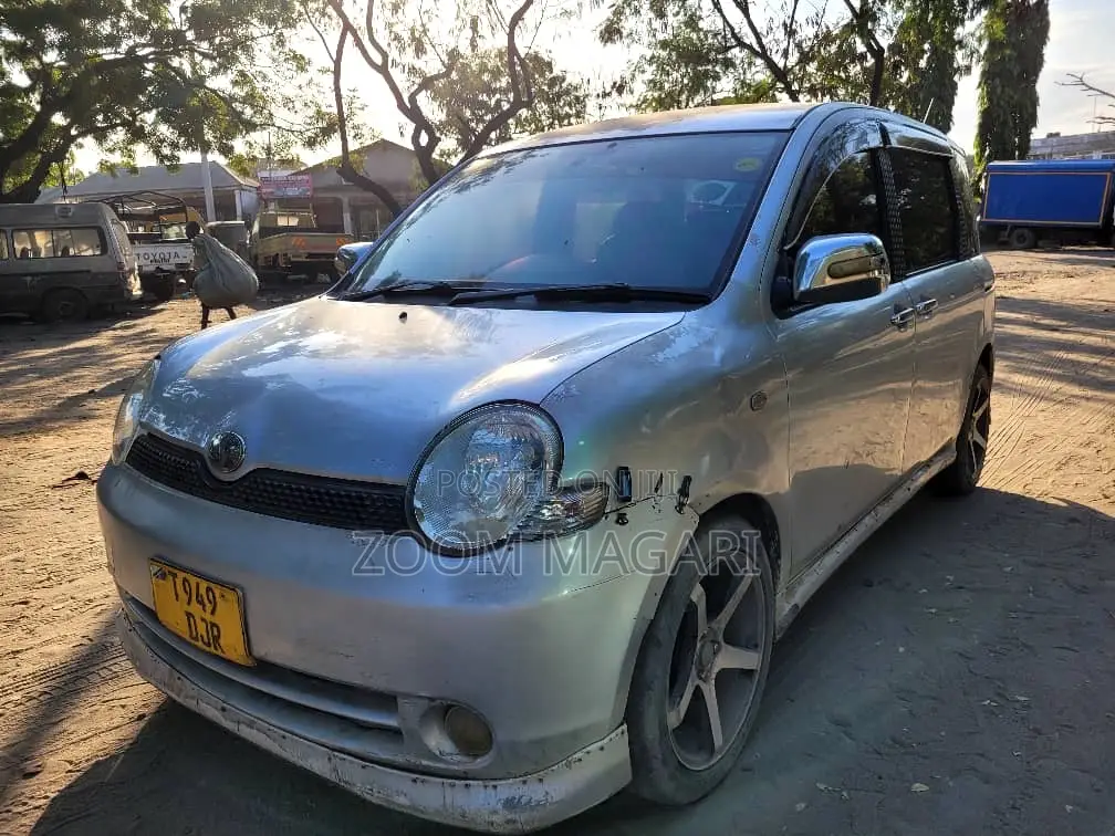 Toyota Sienta 2006 Silver
