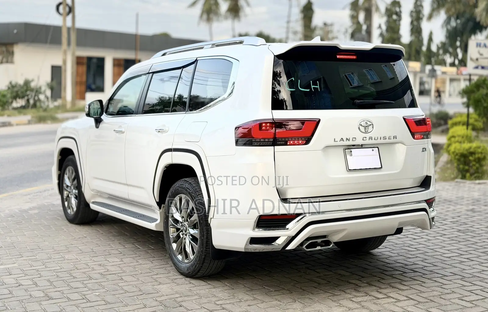 Toyota Land Cruiser LC300 2024 White
