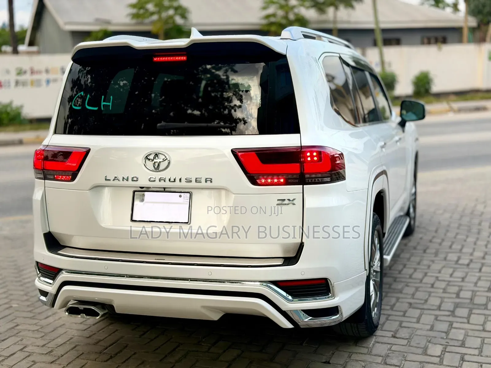 Toyota Land Cruiser LC300 2024 White