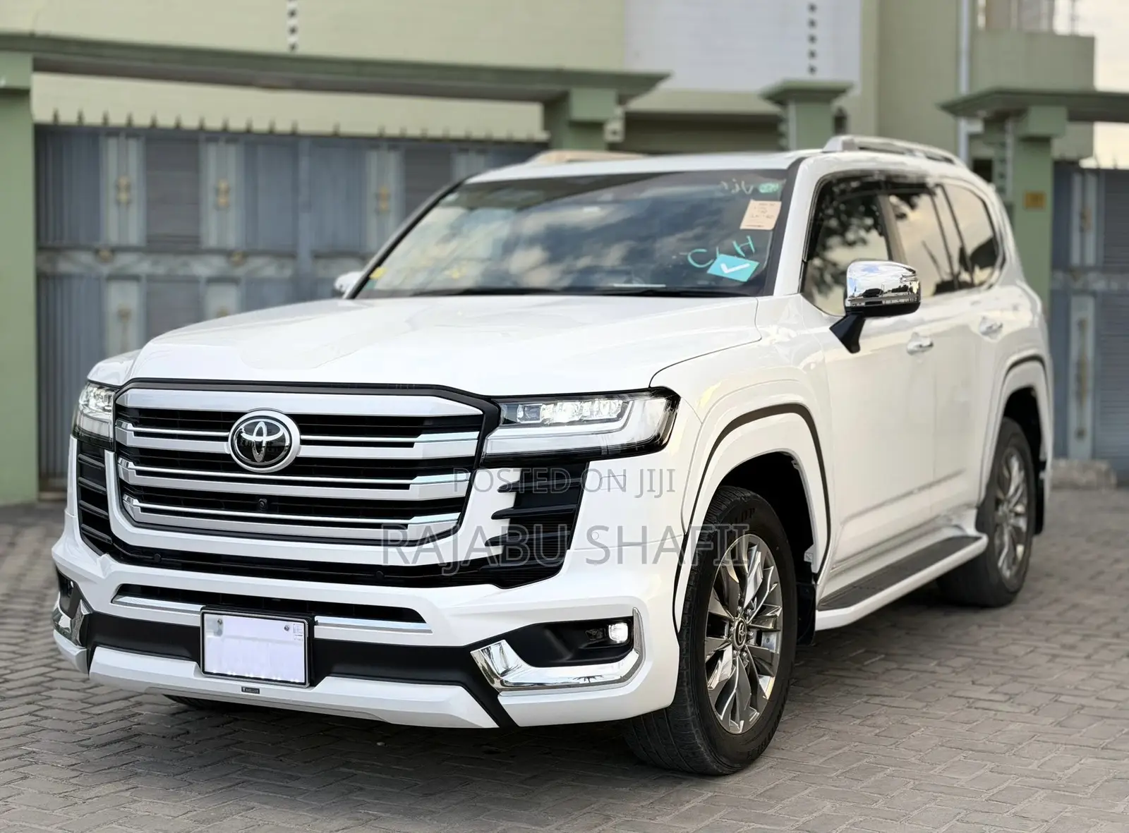 Toyota Land Cruiser LC300 2024 White
