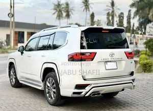Toyota Land Cruiser LC300 2024 White
