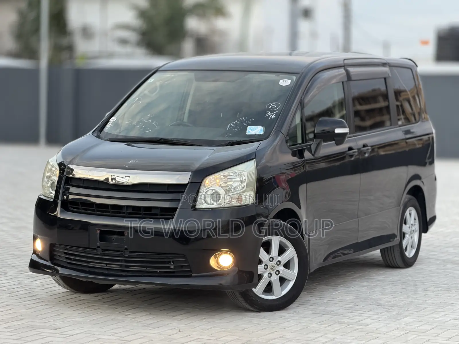 Toyota Noah 2.0 143hp AWD (7 Seater) 2009 Black