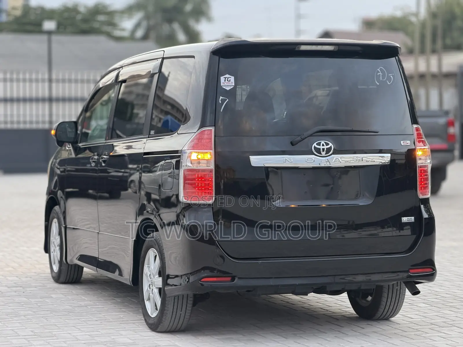 Toyota Noah 2.0 143hp AWD (7 Seater) 2009 Black
