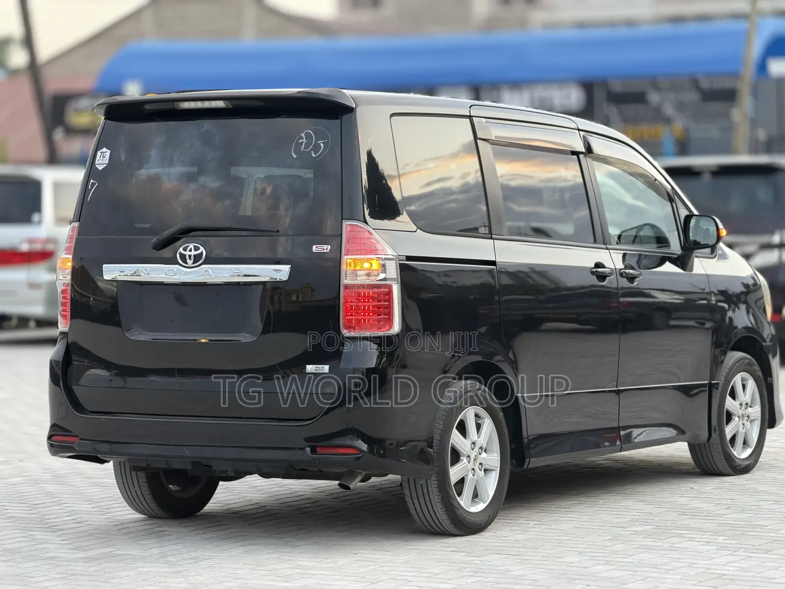 Toyota Noah 2.0 143hp AWD (7 Seater) 2009 Black