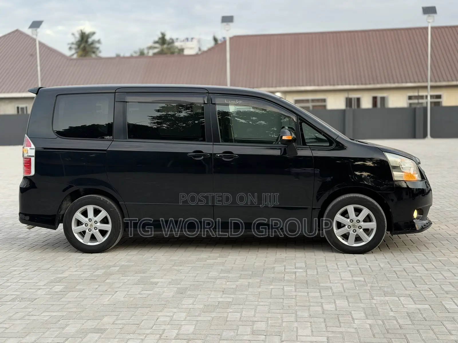 Toyota Noah 2.0 143hp AWD (7 Seater) 2009 Black