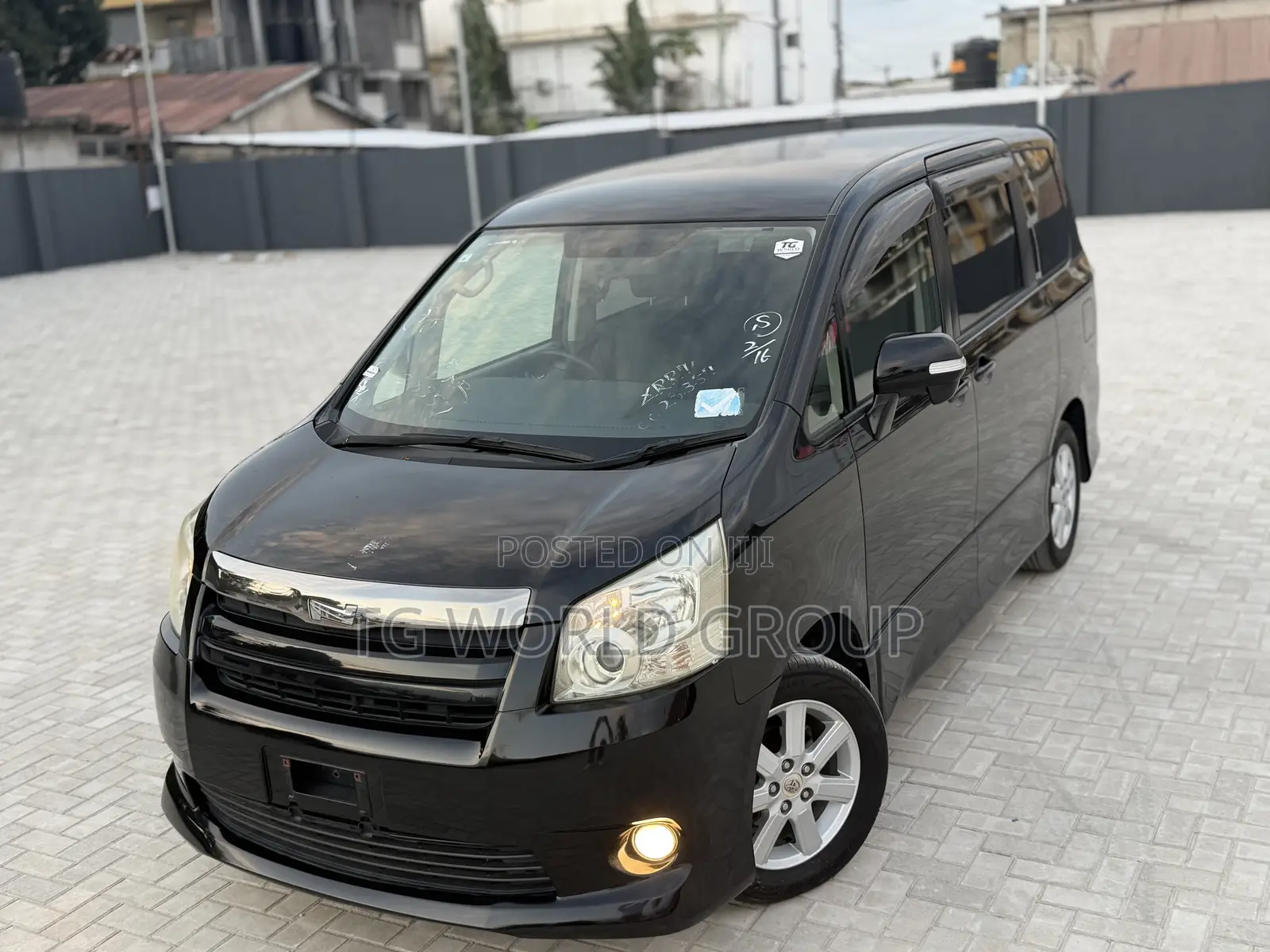 Toyota Noah 2.0 143hp AWD (7 Seater) 2009 Black