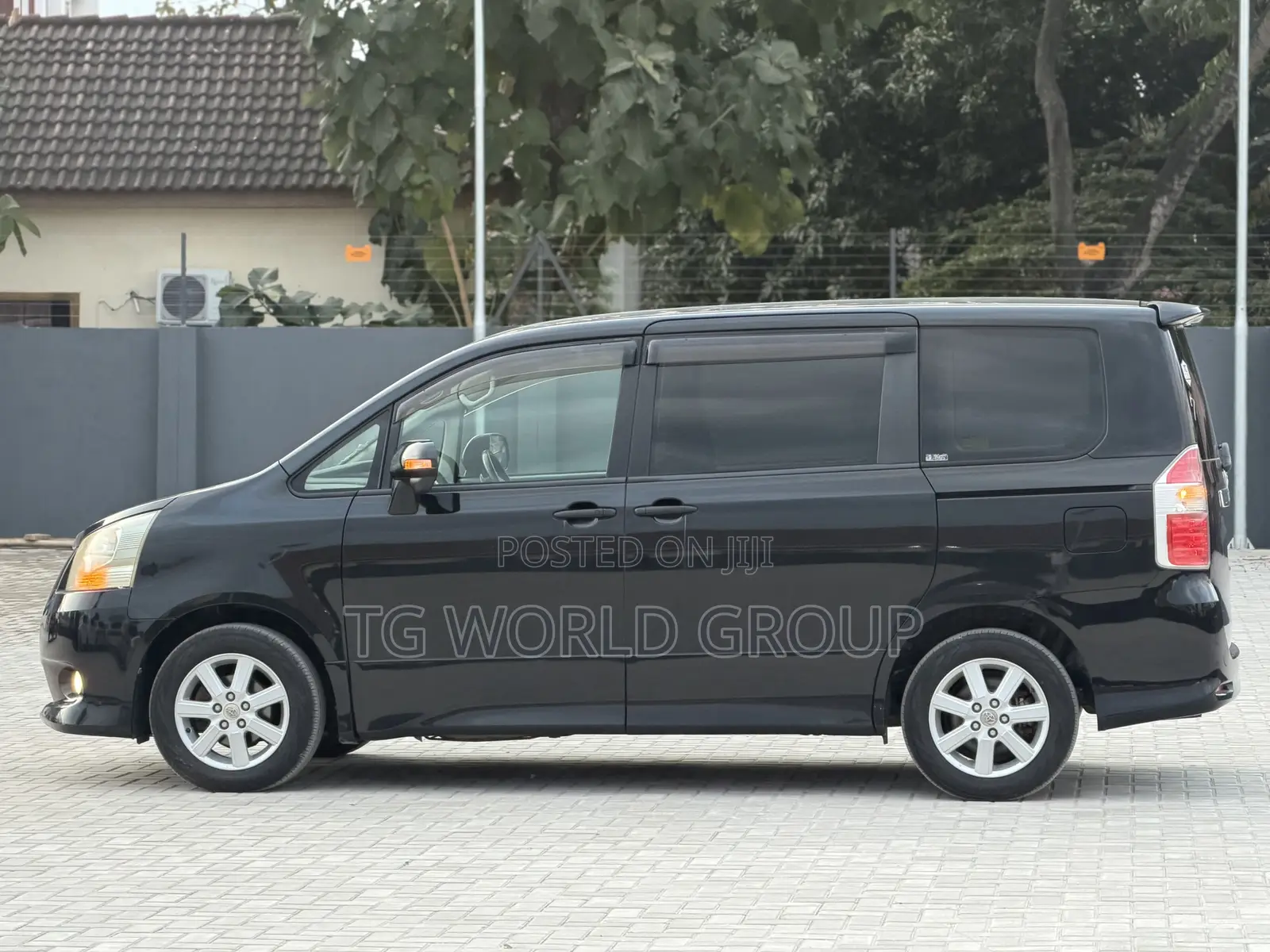 Toyota Noah 2.0 143hp AWD (7 Seater) 2009 Black
