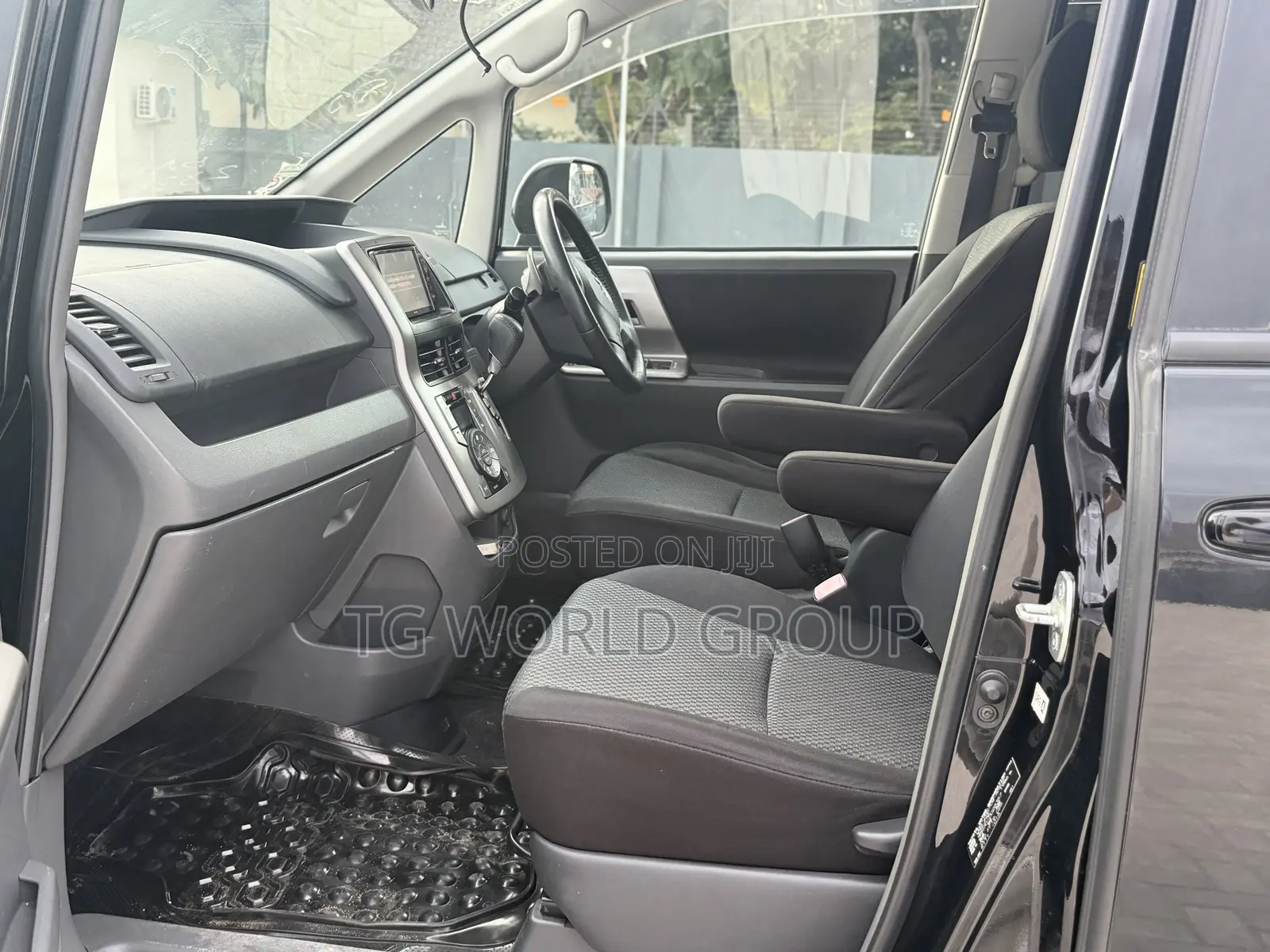 Toyota Noah 2.0 143hp AWD (7 Seater) 2009 Black