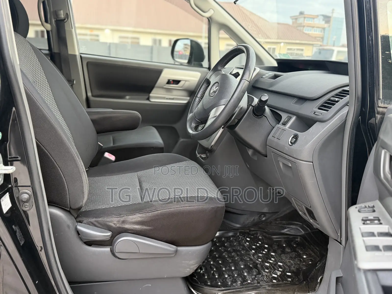 Toyota Noah 2.0 143hp AWD (7 Seater) 2009 Black