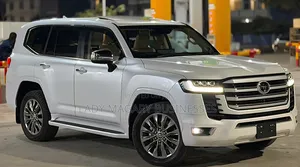 Toyota Land Cruiser LC300 2024 White