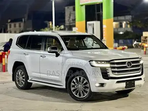 Toyota Land Cruiser LC300 2024 Off white