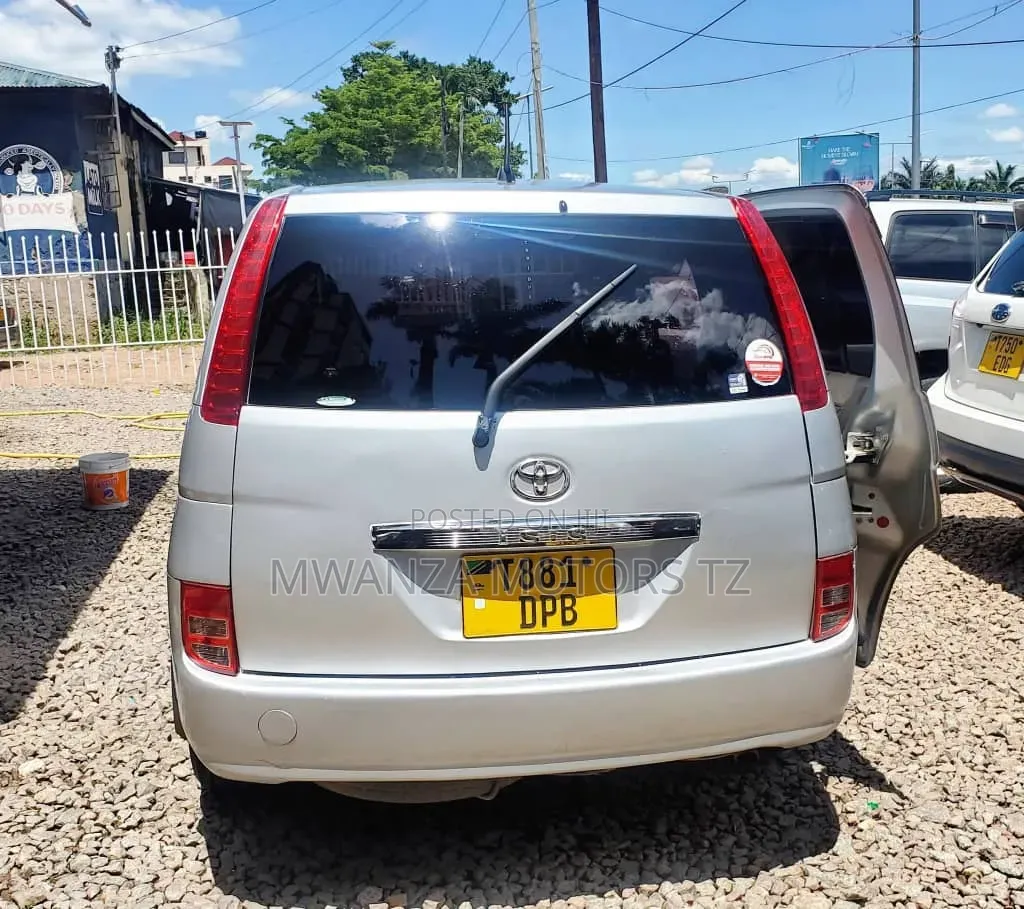 Toyota ISIS 2005 Silver