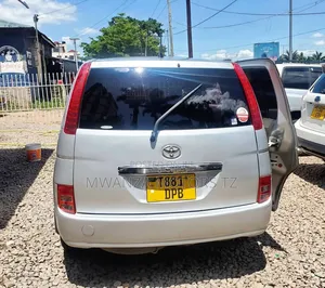 Toyota ISIS 2005 Silver