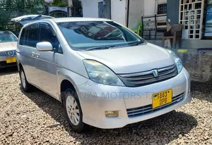 Toyota ISIS 2005 Silver