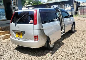 Toyota ISIS 2005 Silver