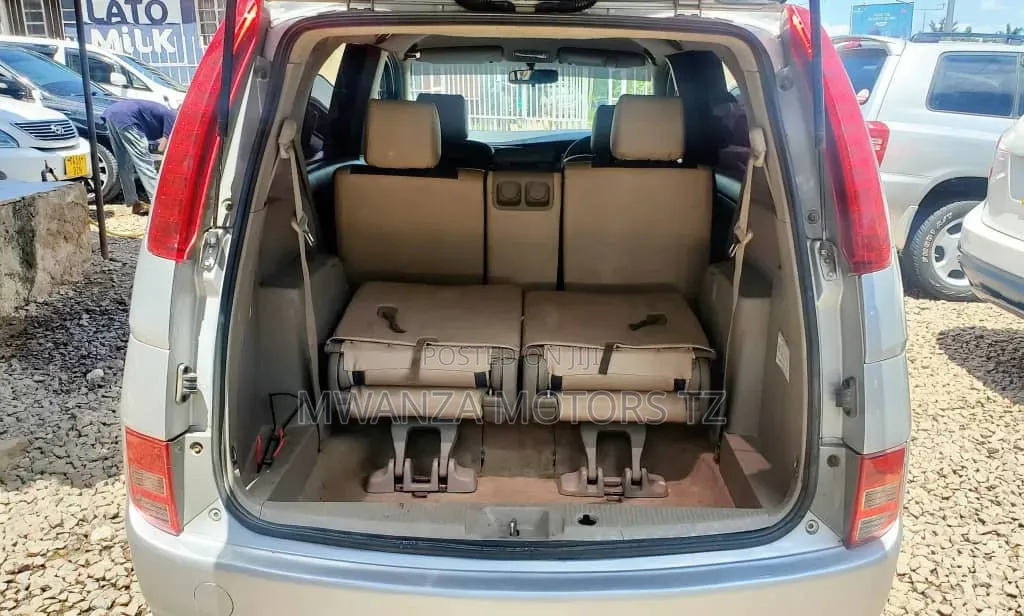 Toyota ISIS 2005 Silver