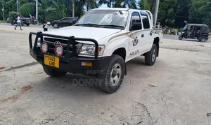 Toyota Hilux 2004 White