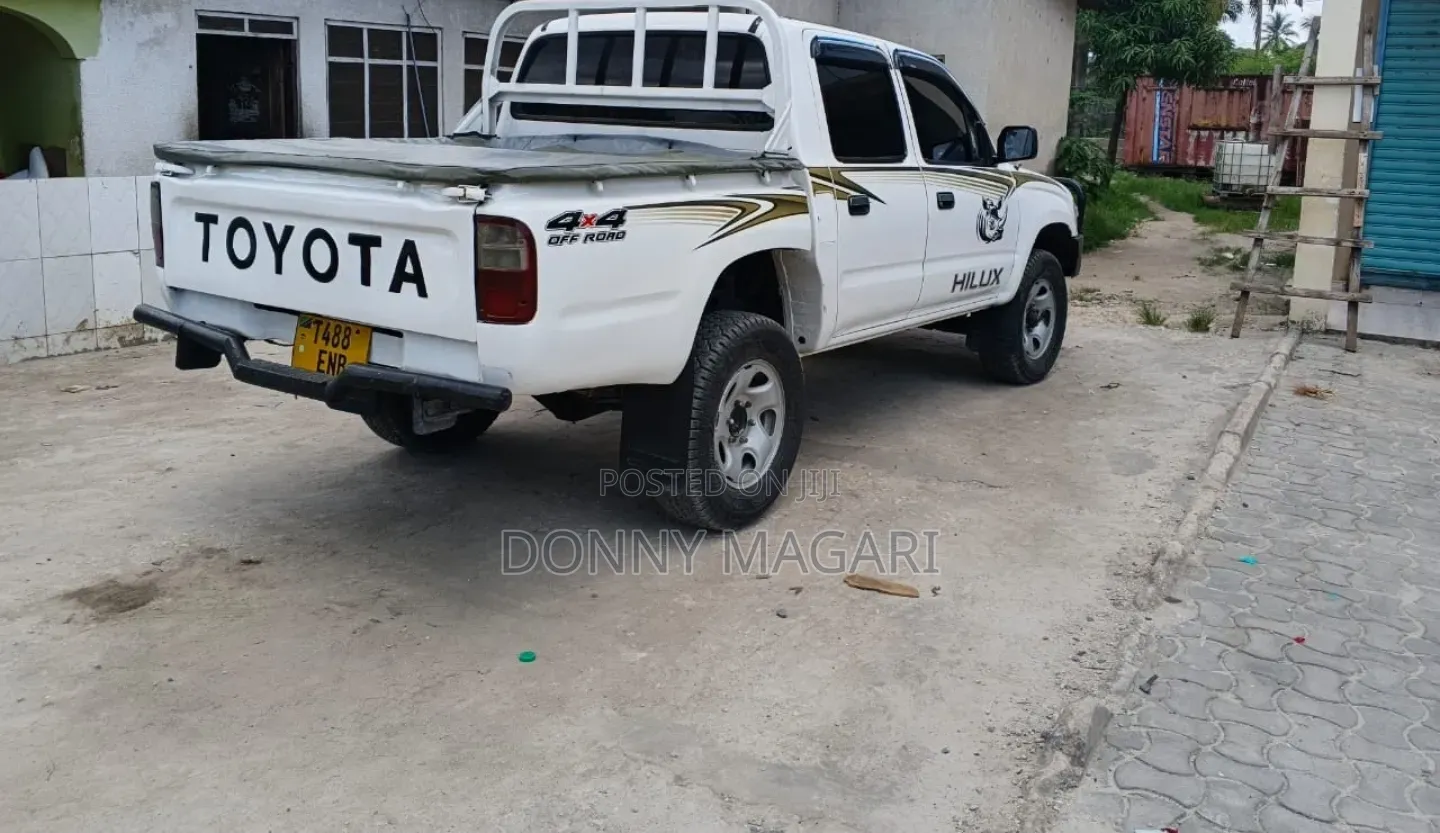 Toyota Hilux 2004 White