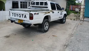 Toyota Hilux 2004 White