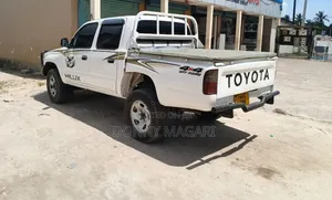 Toyota Hilux 2004 White