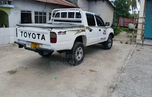 Toyota Hilux 2004 White