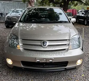 Toyota IST 2005 Gold