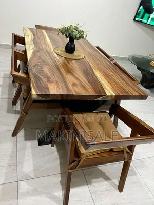 Nakuletea Hii Hapa Dinner Table. Yenye Mwonekano Wa Kifahari