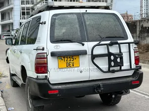 Toyota Land Cruiser HDJ 100 2000 White