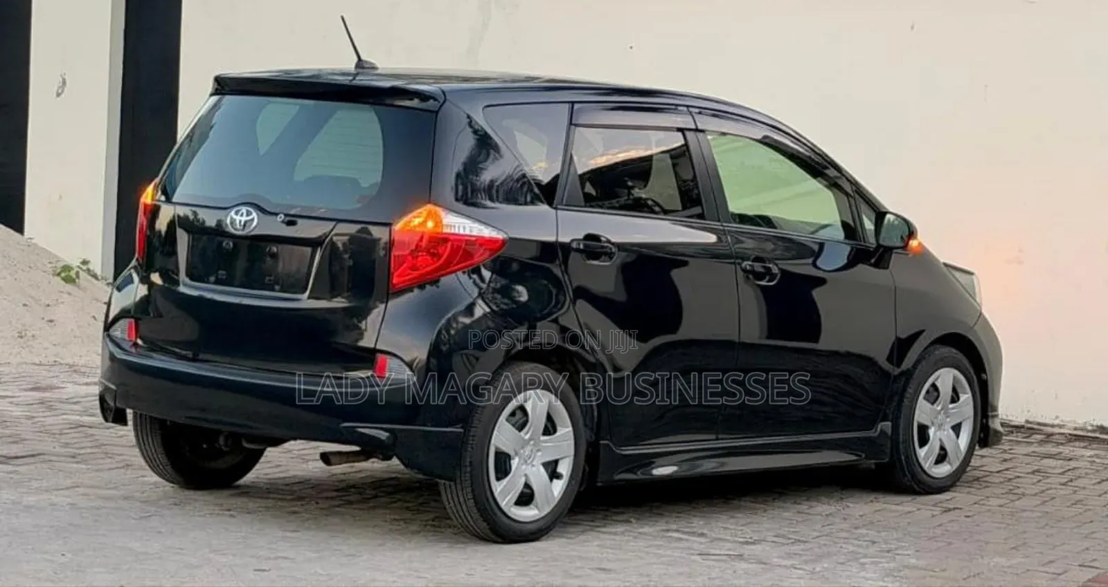 Toyota Ractis 1.3 FWD 2012 Black