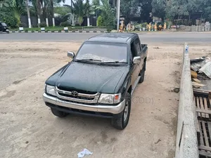 Toyota Hilux 2004 Black