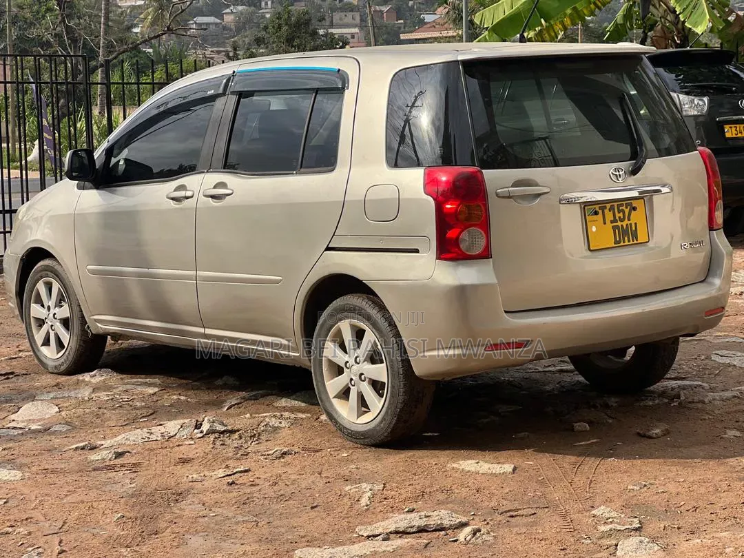 Toyota Raum 2005 Silver