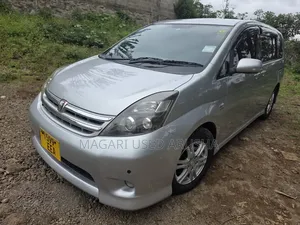 Toyota ISIS 2010 Silver