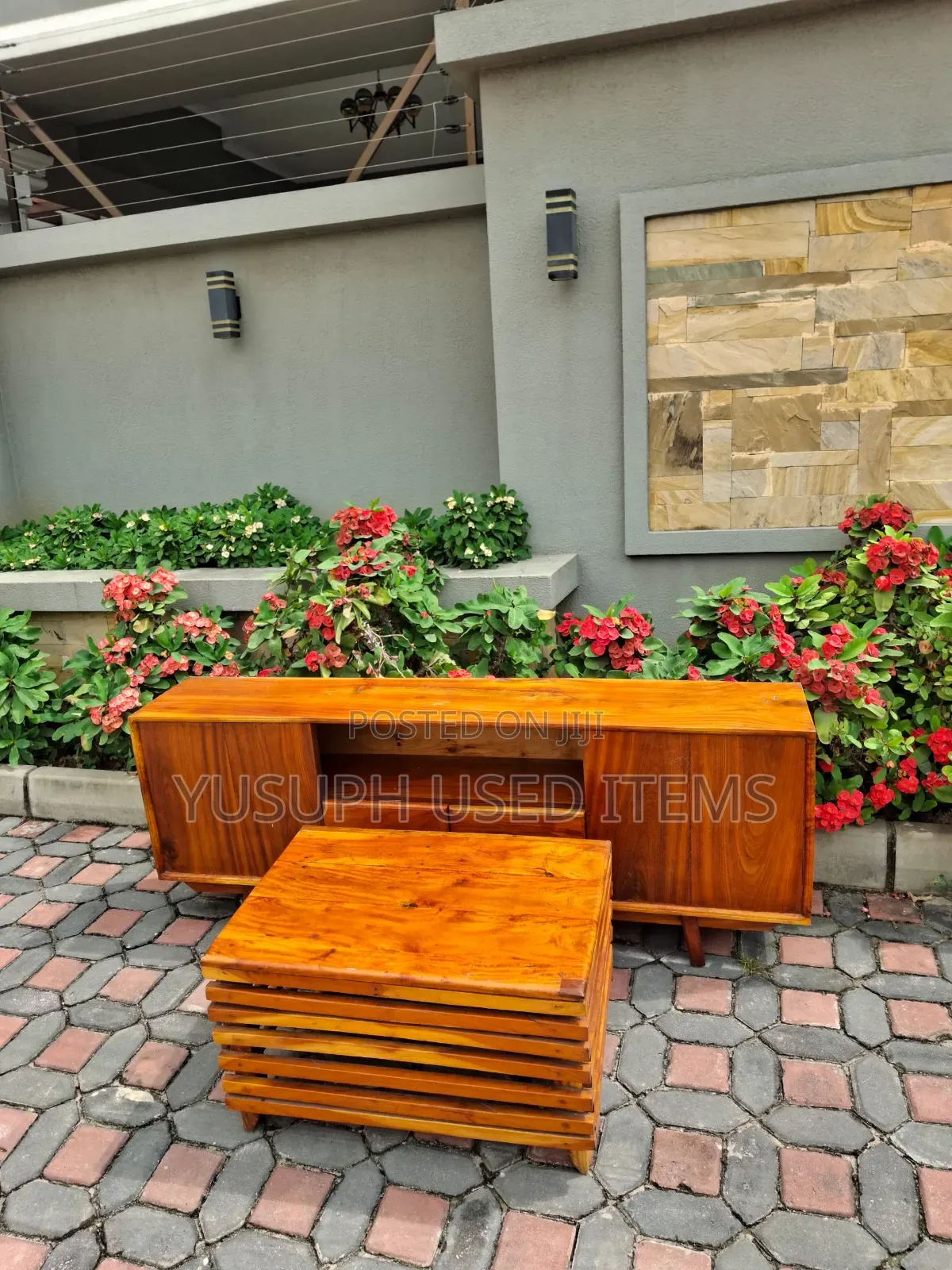 Coffer Table With Showcase