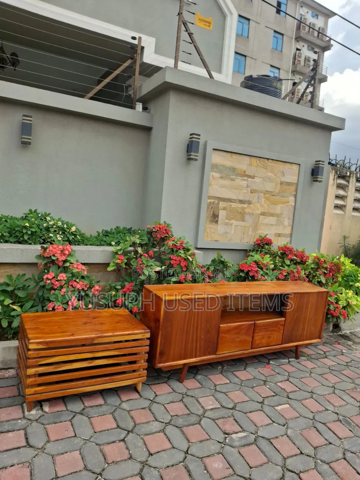 Coffer Table With Showcase