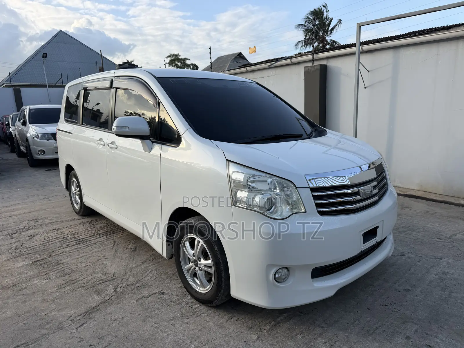 Toyota Noah 2.0 143hp FWD (7 Seater) 2012 White